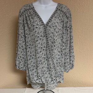 4/$15 Max Studio Black and White Floral Blouse